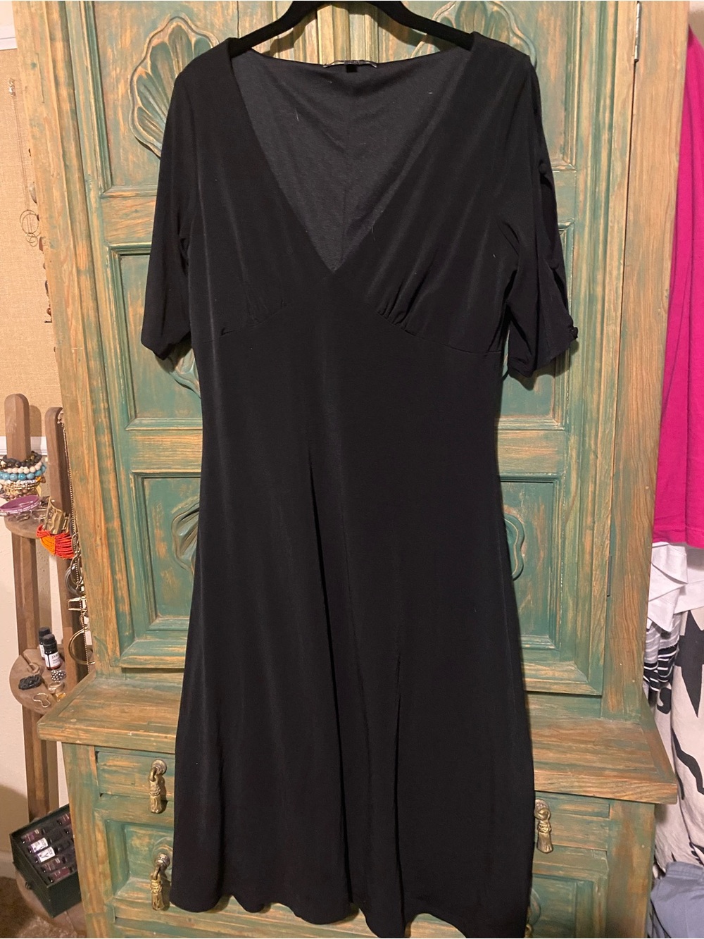 Laundry By Shelli Segal Black V-Neck Midi Dress